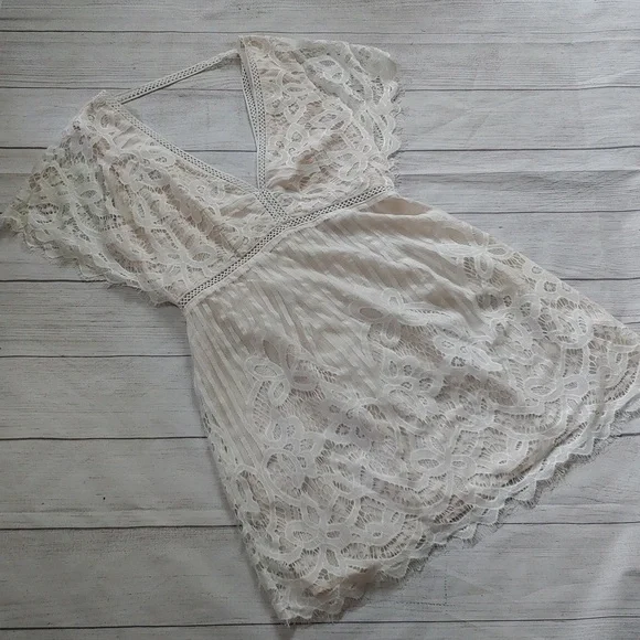 TOBI WHITE AND CREAM LACE MINI DRESS PLUNGE NECKLINE - Picture 2 of 10